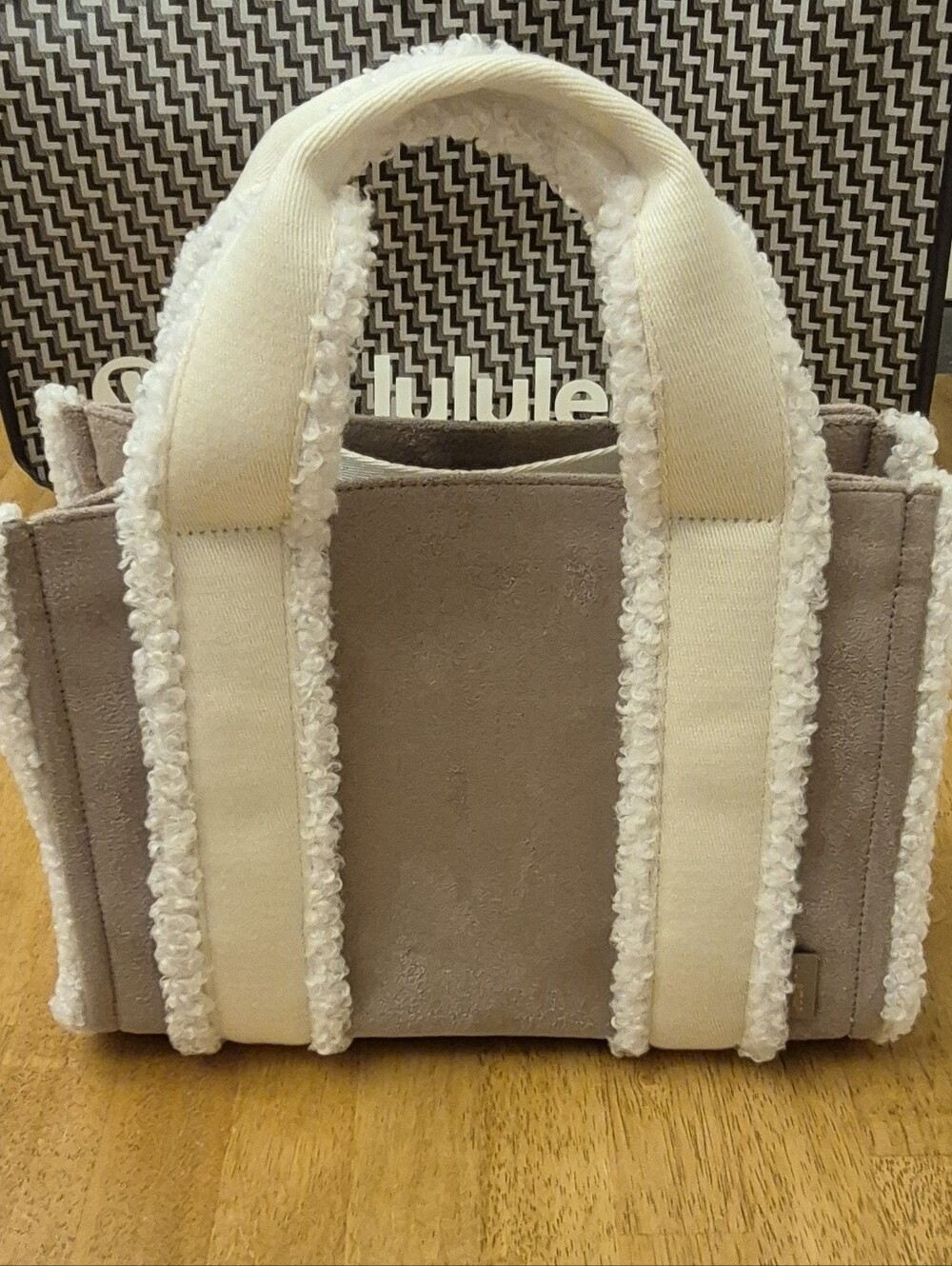 Lululemon Oak Tan Ivory & Gold Hardware Shearling Trim Boxy Tote Bag 4.5L $148 R - Picture 5 of 11